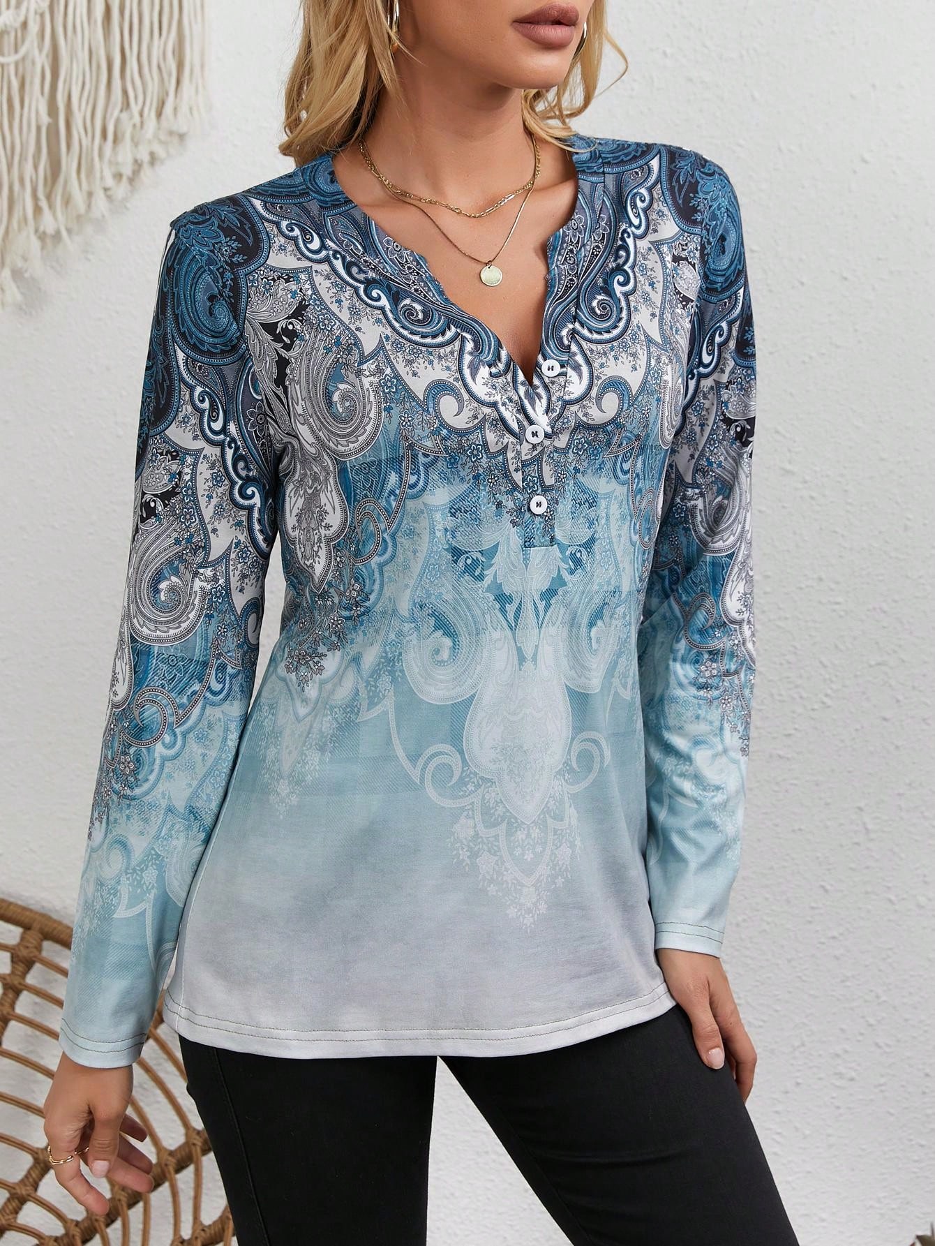 Vintage Fashion Shop - เสื้อสไตล์ชาติพันธุ์สำหรับผู้หญิง: ลายพิมพ์วินเทจ แขนยาว คอวี เสื้อติดกระดุมด้านหน้า